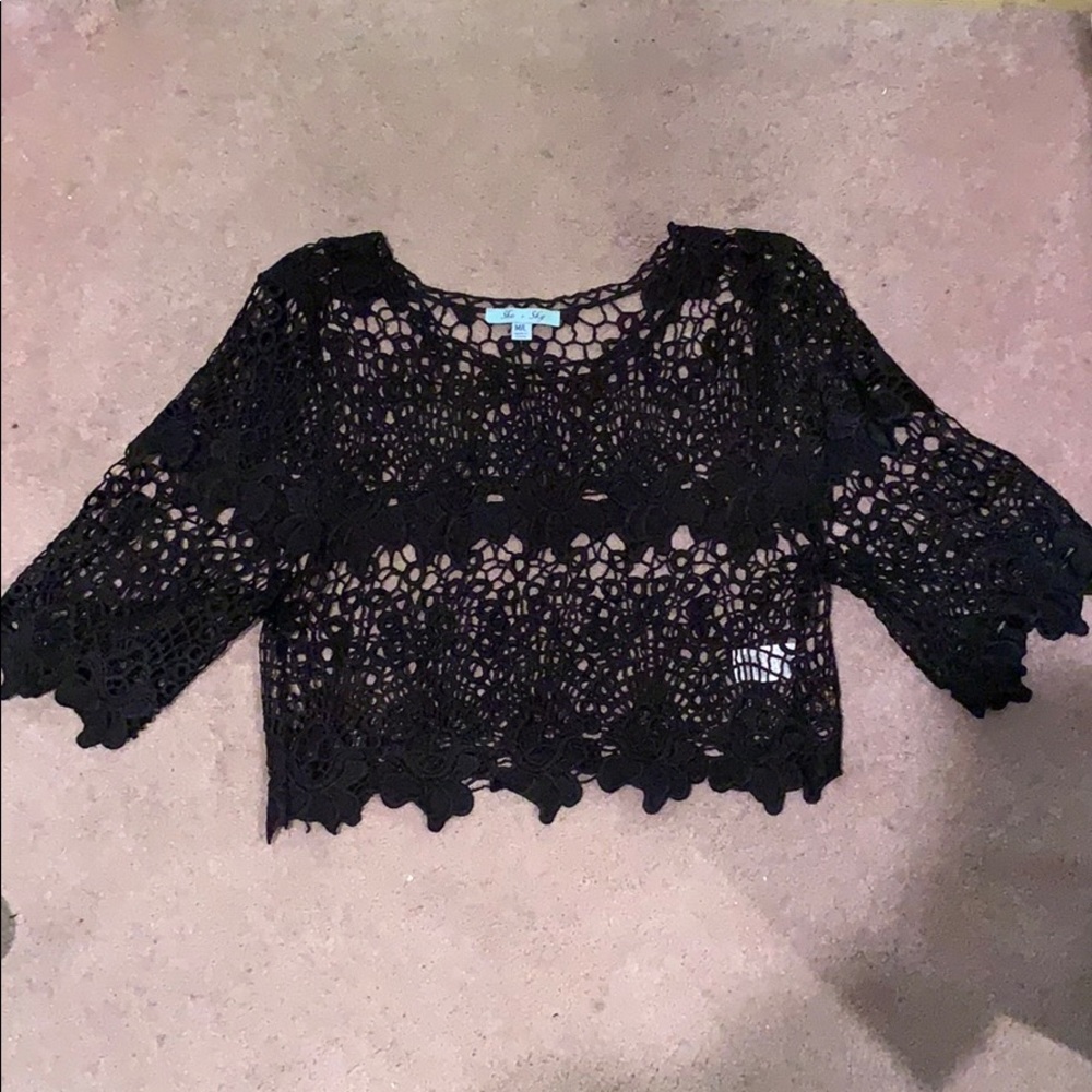 Crotchet black crop 3/4 arm shirt